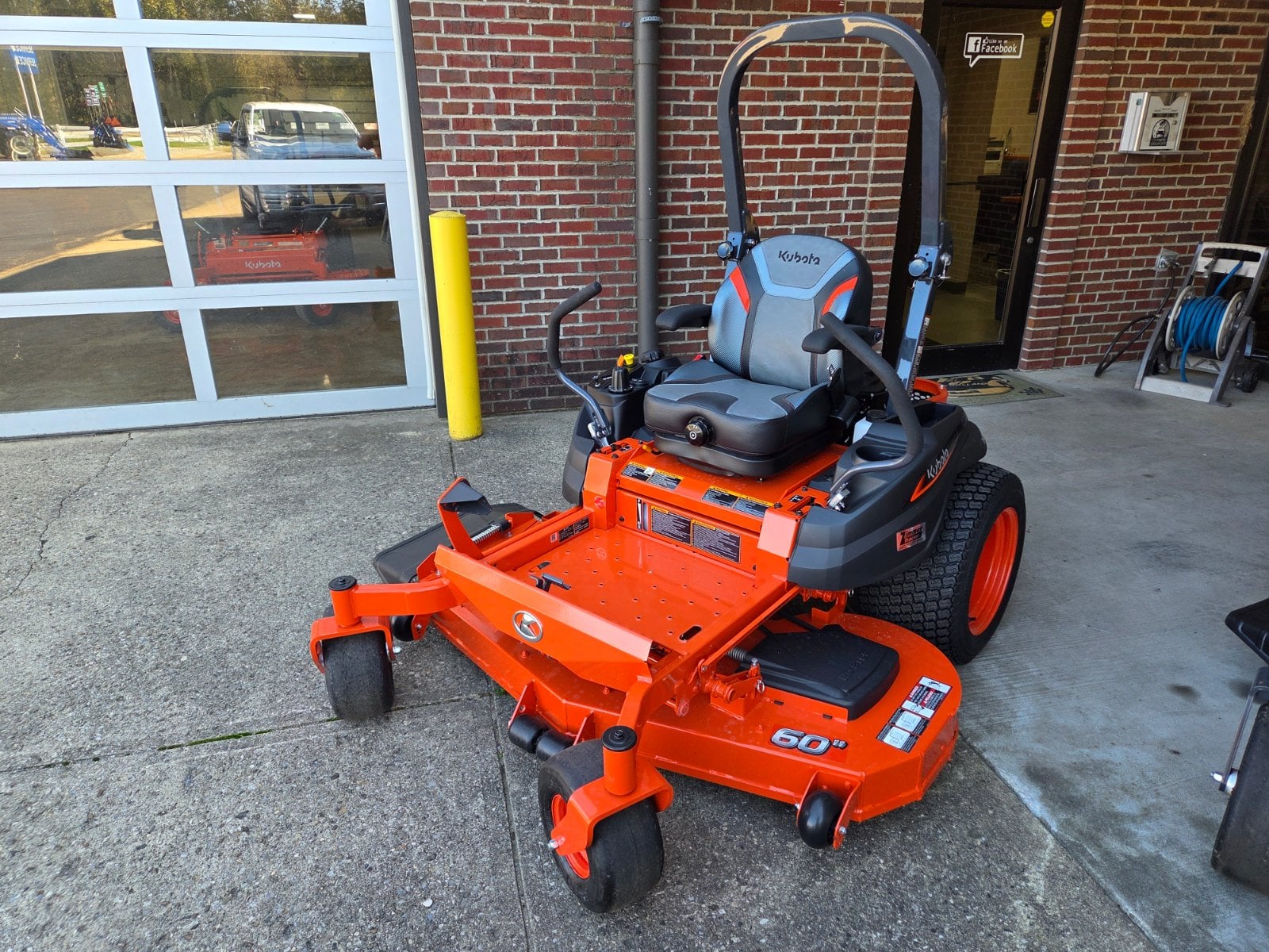 Kubota Z422KWTNC-60 zero turn, new, at Brookville, IN, photo 1 of 7